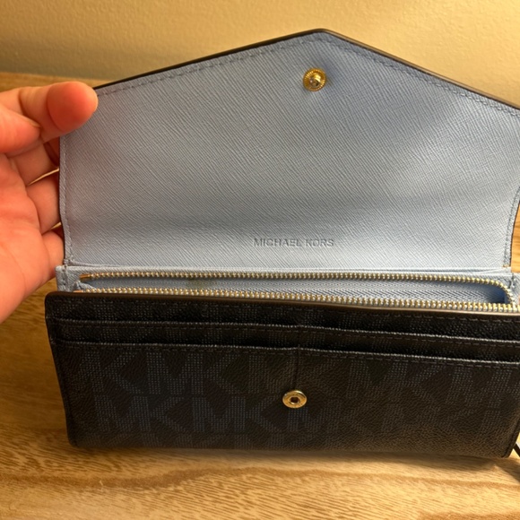 Michael Kors and Matching Wallet Set Tote - Picture 9 of 12